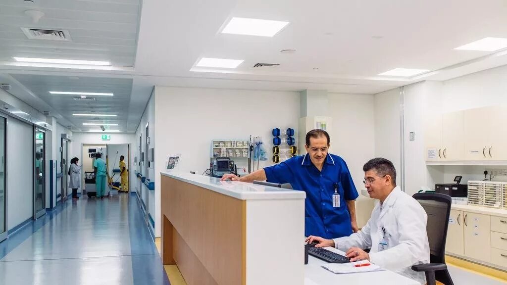 частная или государственная медицина. охрана частной клиники. частная охрана кафе. охрана в больнице. современный медицинский центр.