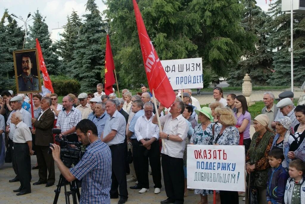 Выборы черкесск. Митинги в КЧР. Митинги в Черкесске. Черкесск 1999 мититинг. Митинг в Черкесске 2004 год.