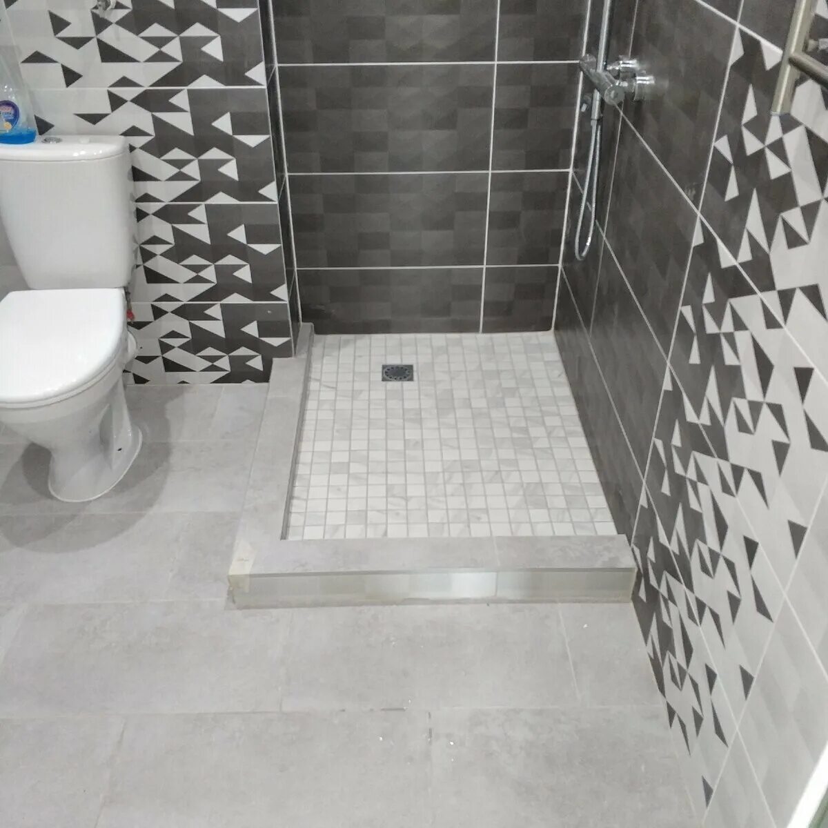 Поддон в ванную комнату из плитки фото Shower curb, Shower tile, Bathroom shower tile