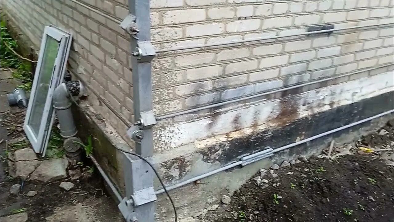 Пристройка отошла от дома как исправить. Стяжка дома арматурой. стяжка дома от трещин. стяжка дома полосой. лопнул фундамент дома.