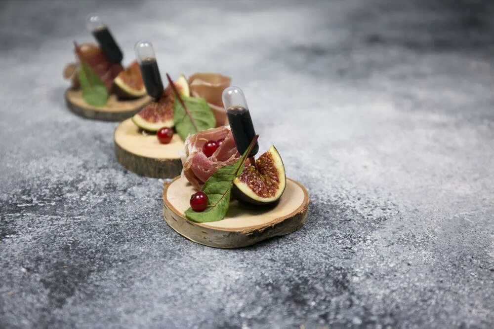 тапас с пармской ветчиной. канапе с хамоном и дыней. канапе с инжиром. закуска с хамоном. рулетики с пармской ветчиной.