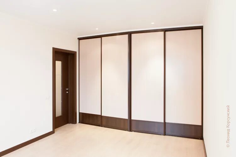 Натяжные шкаф. Натяжной потолок и встроенный шкаф купе. Встроенный шкаф и натяжной потолок. Подвесная система для шкафов купе. Интерьер комнаты со шкафом купе.