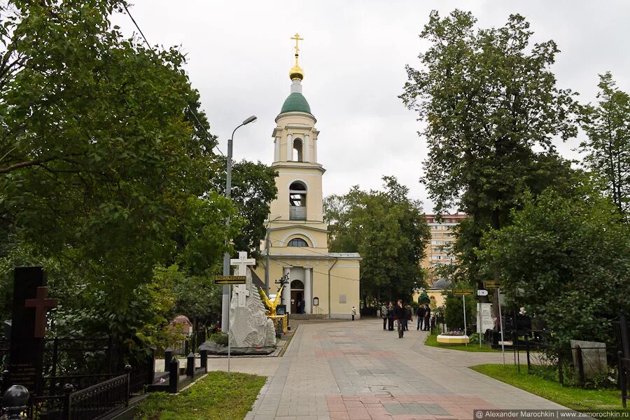 Воскресения словущего на ваганьковском. Храм Воскресения Словущего Ваганьково. Церковь на Ваганьковском кладбище. Храм Воскресения Словущего на Ваганьковском кладбище. Церковь Воскресения на Ваганьковском кладбище.