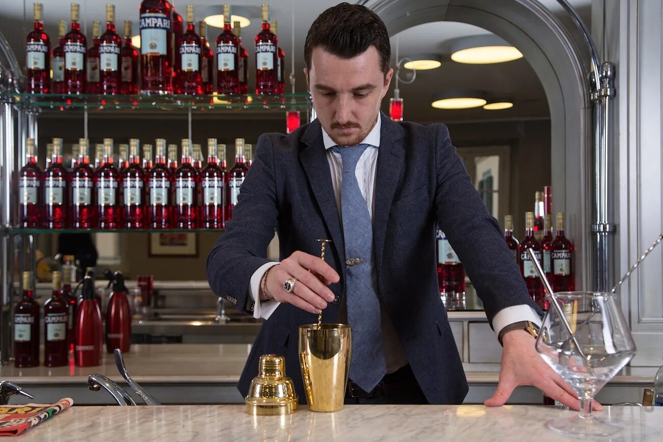 Бармен в баре. Лялька бармен налей мне когда выйдет. Бармен в полный рост. Короткая стрижка бармена. Бармен (профессия).