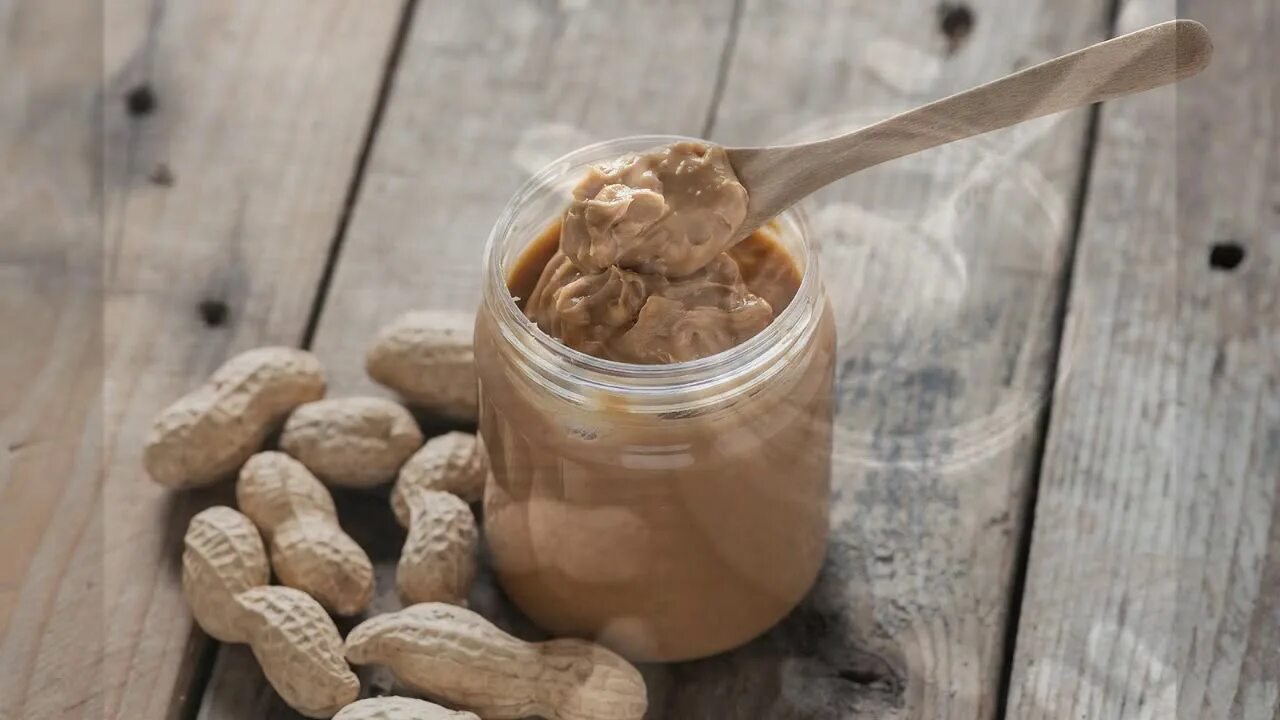 Арахисовая паста peanut butter. Арахисовая паста. Десерт из банана и арахисовой пасты. Урбеч миндальный. Арахисовая паста орехпром.