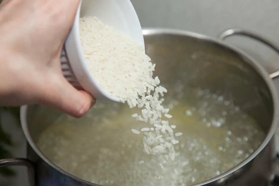 Кипят до готовности. Рис в кастрюле. Рис в кипящую воду. Вареный рис в кастрюле. Пересыпаем рис в кастрюлю.