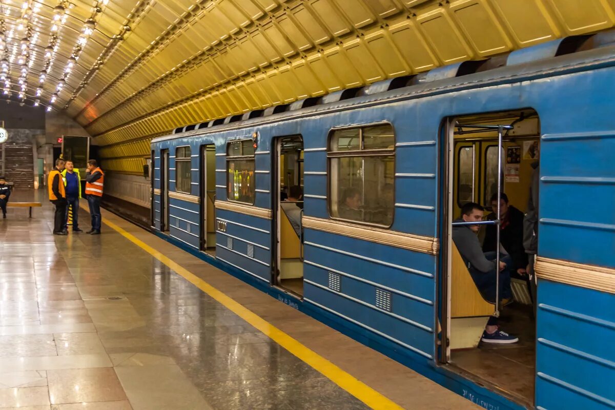 Днепропетровск метрополитен. Днепровский метрополитен поезда. Днепропетровское метро. Метро Днепропетровск. Метро фабричная