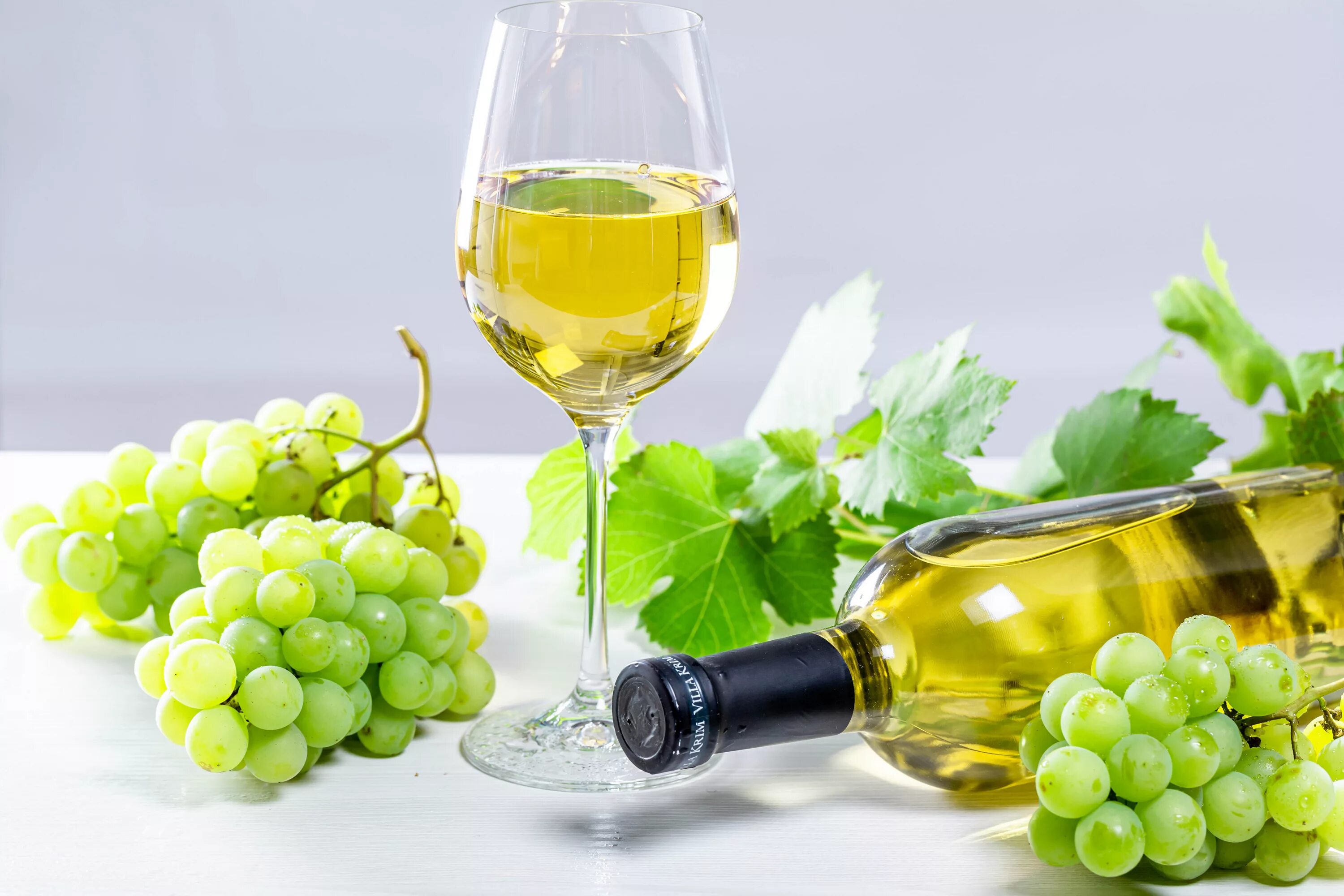Виноград вино сканворд. Рислинг виноград. Белое вино. Вино белое сухое. Вино и виноград.