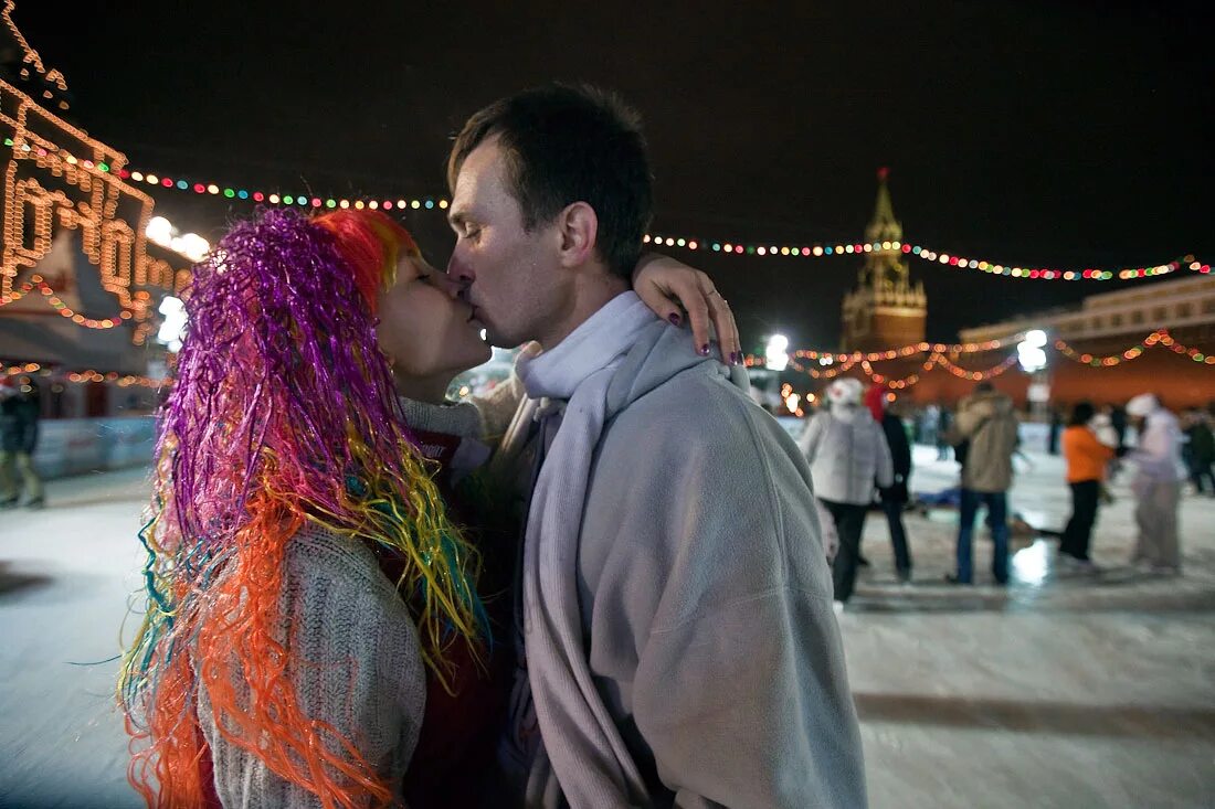 В новогоднюю ночь сколько. Фильм елки встреча на красной площади. новогодняя ночь с лешей. фото с гирляндами на красной площади семейные. новогодняя ночь с лёхой.