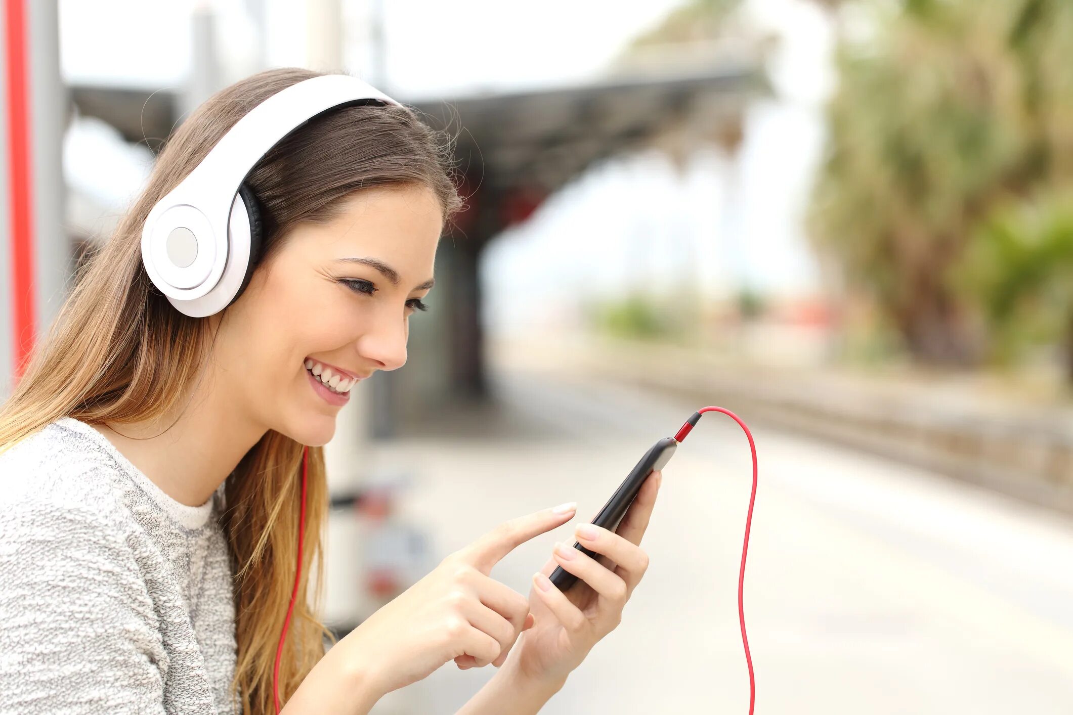 She listen to the radio. Наушники на человеке. Наушники для девушек. Женщина с наушниками. Девушка в наушниках с телефоном.