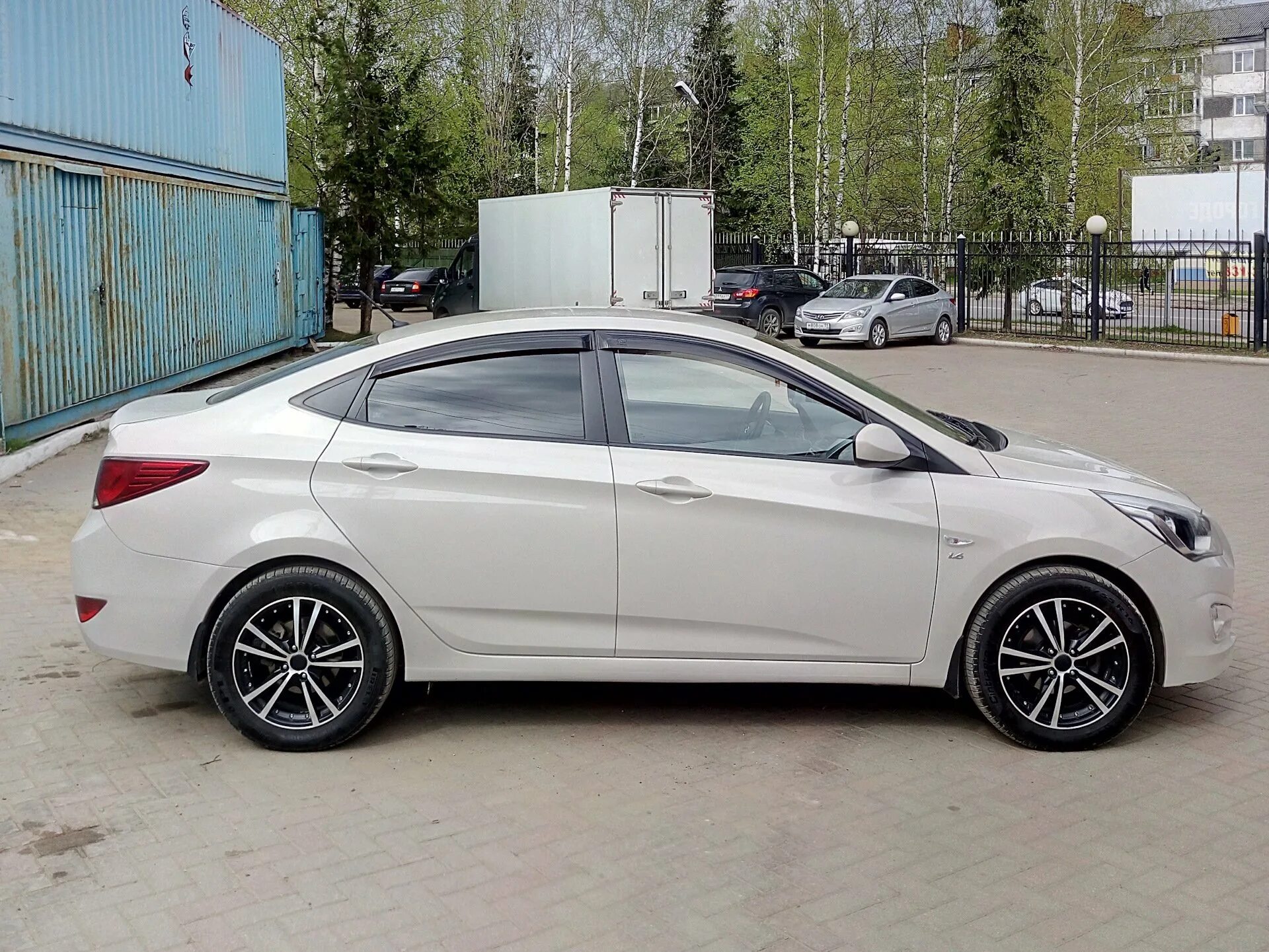 Диски на хендай солярис 15. Hyundai solaris 2015 на r17 серебро. хендай солярис на литье r16. диски р16 на солярис 2. хендай солярис 2015 на литье.