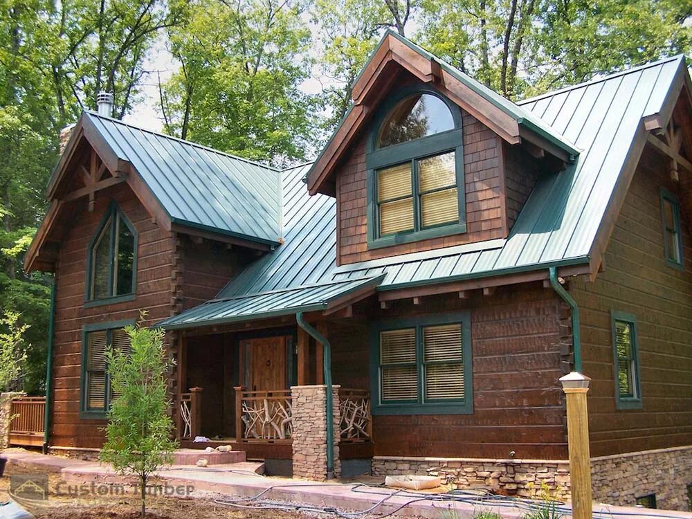 Деревянный дом с зеленой крышей. Деревянные дома с зеленой крышей. Бревенчатый дом с зеленой крышей. Двухцветный деревянный дом. Покрасить дом в зеленый цвет