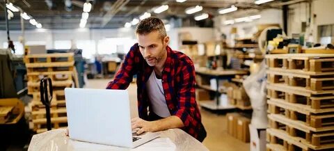 Человек работает на 10 работах