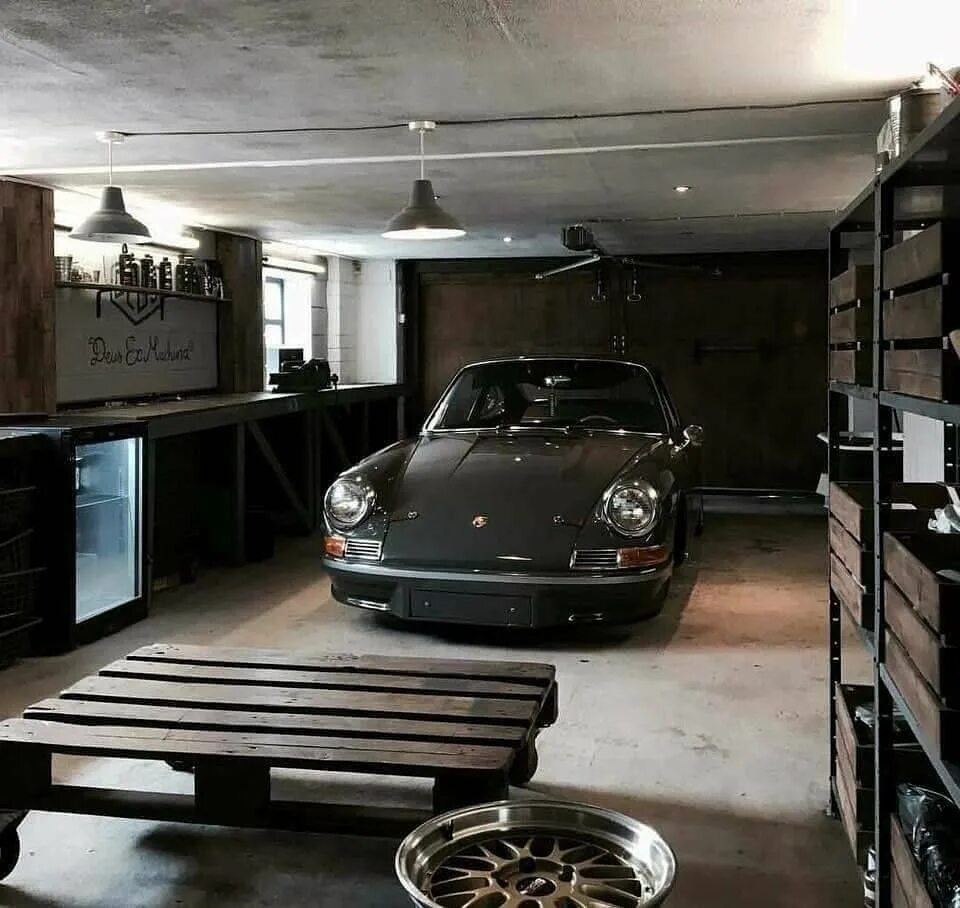 Интерьер гаража. Дизайнерский гараж. Необычный интерьер гаража. Красивый интерьер гаража.