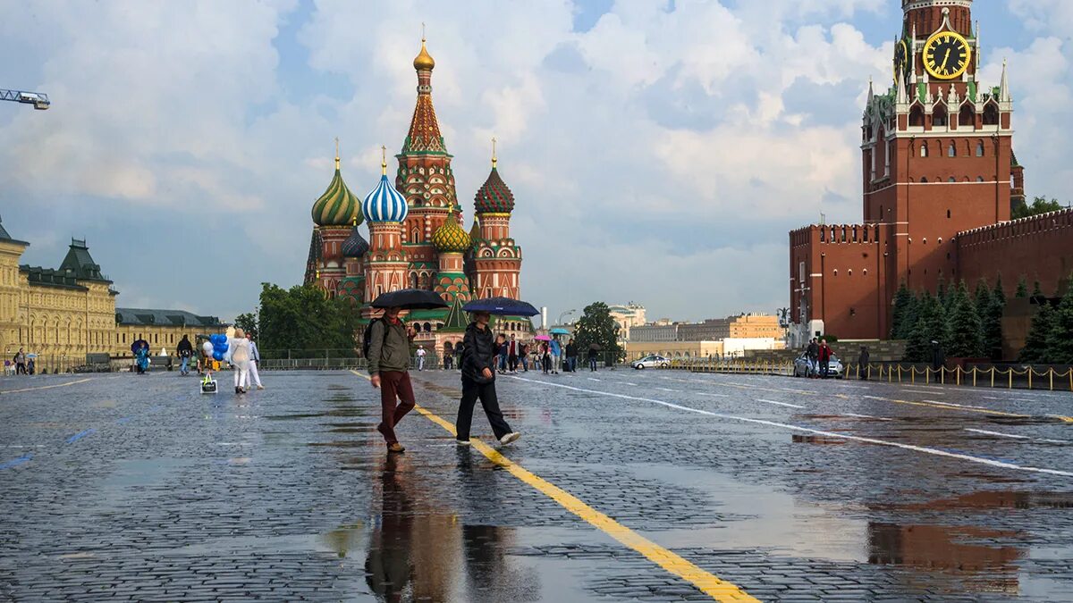 Rain area. Кремль Москва дождь. Красная площадь дождь. Дождь в Москве. Красная площадь Москва пасмурно.