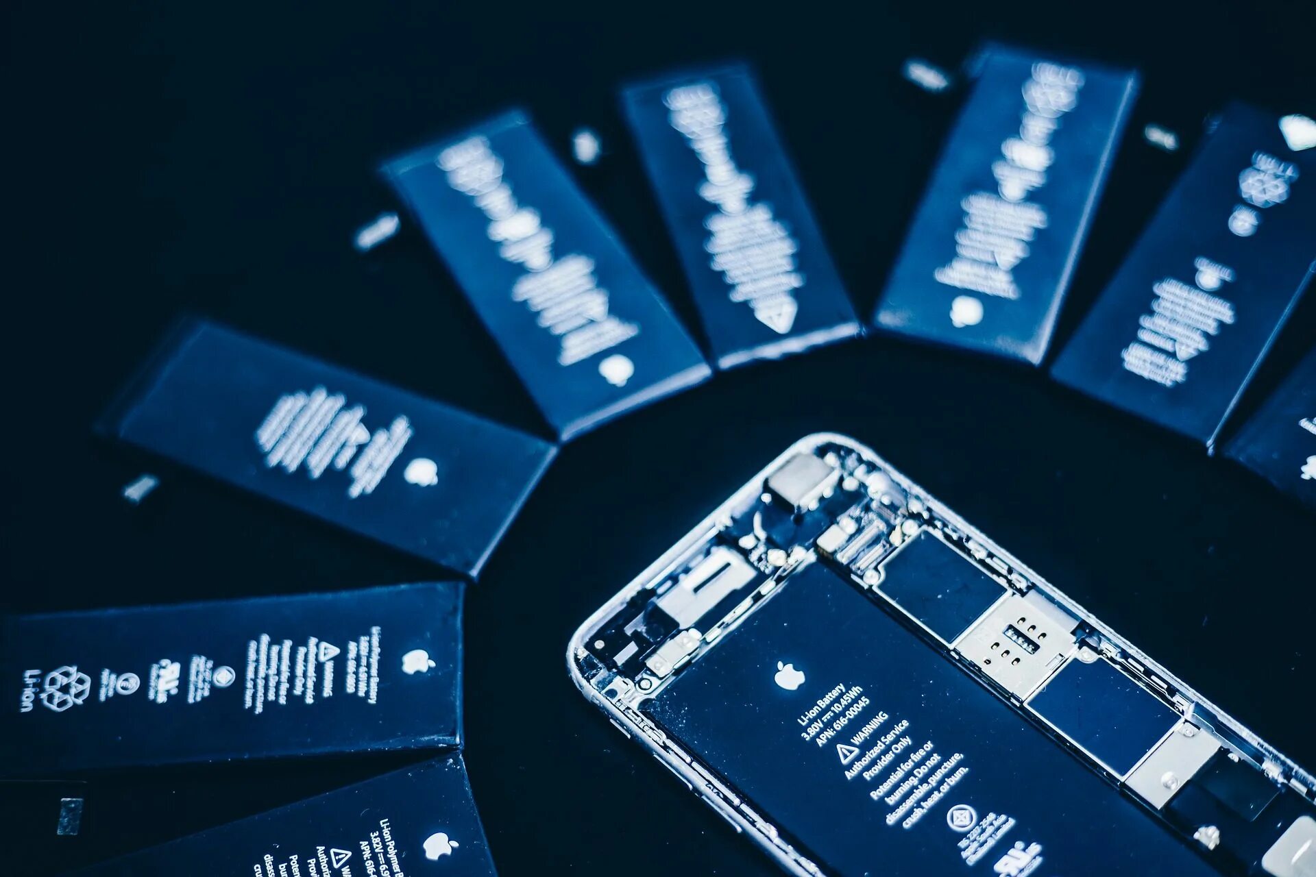 Iphone 15 аккумулятор. Куча аккумуляторы для iphone. iphone battery много. акб для iphone много. батарея на айфон реклама.