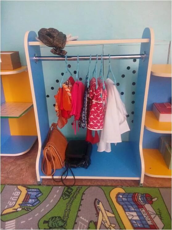 уголок ряженья в детском. центр ряженья в подготовительной группе. уголок ряженья ранний возраст. центр ряженья в детском саду. уголок ряженья в детском.