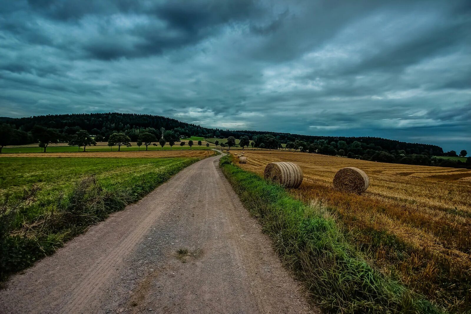 Вилладж роуд. Вилладж роуд. Уилтшир англия. Газон у дороги. Village road right view.