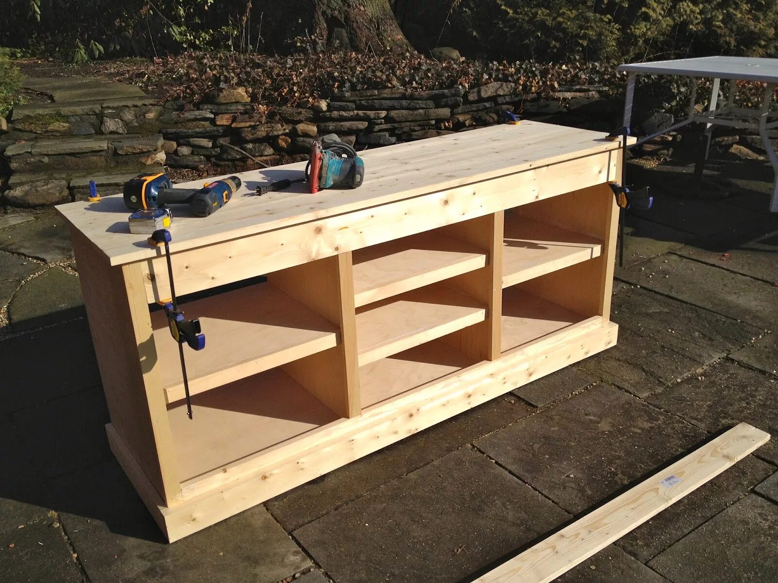 каркас комода из дерева. комод из массива дерева. комод для вещей из поддонов. комод из дерева. самодельный комод из дерева.