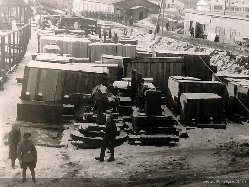 Завод имени калинина был эвакуирован. Завод 77 Барнаул в годы войны. Барнаул 1941. Заводы в Барнауле во время войны. Барнаульский завод во время войны.