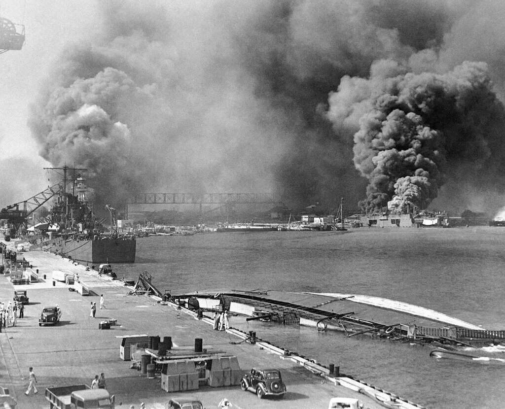 Перл сша. Перл харбор 1945. перл харбор фото 7 декабря 1941 года. перл харбор после бомбардировки. франция токио перл харбор 1941.