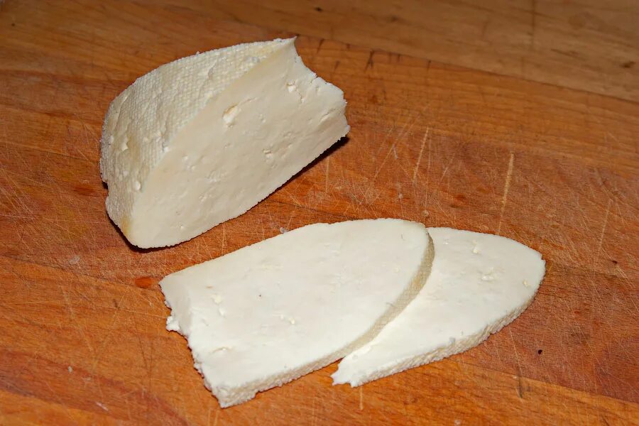 сычужное свертывание молока. сыр домашний с пепсином. приготовления сыр с пепсином. пепсин как приготовить сыр. брынза с дырочками.