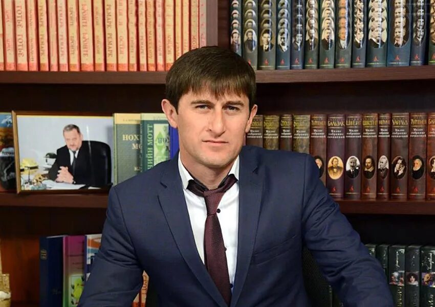 Хасан ибрагимов собр терек. Увайс шарипов все песни. Сом д1а г1ур ву юха воьрзуш. Увайс нейрохирург багавдинович махмудов. Чеченские шарипов.