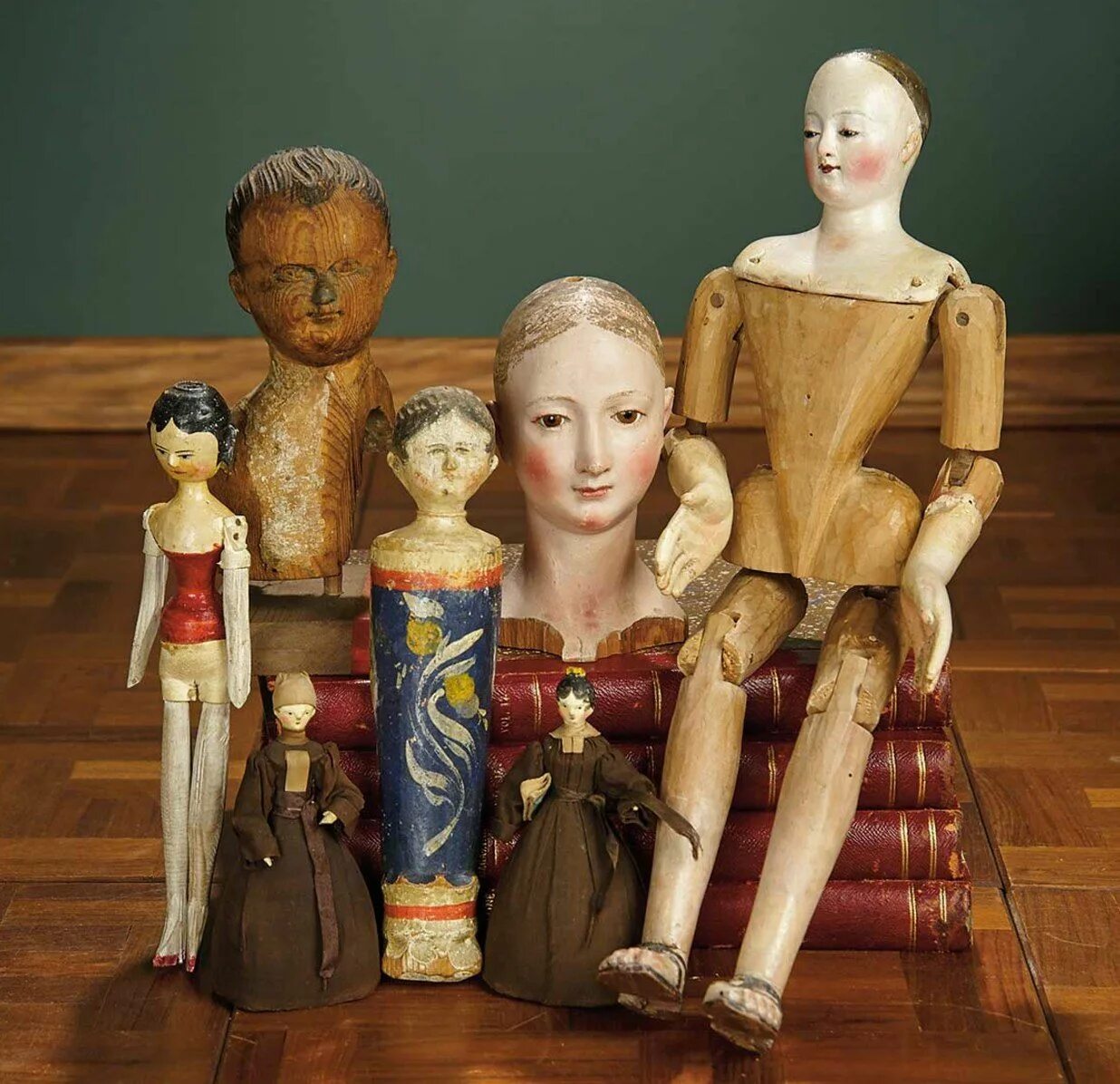 Антикварные деревянные куклы. Кукла из дерева. Старинные деревянные куклы. Куклы из дерева старинные.