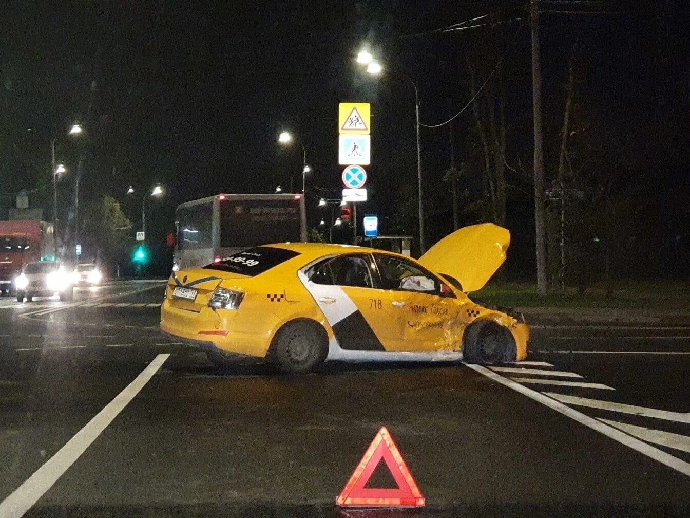 Авария такси солярис москва. Авария на аминьевском шоссе вчера. Такси ревда. Авария такси в москве вчера. Что делать если такси попало в дтп.