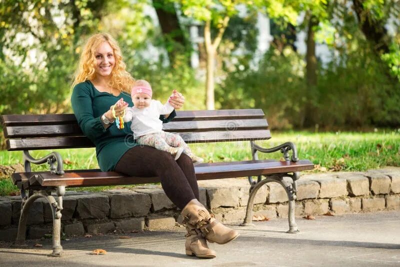 Мамы на лавочке. Мамы на скамейке в парке. Сидеть на скамейке с мамой. Мамочки на лавке.