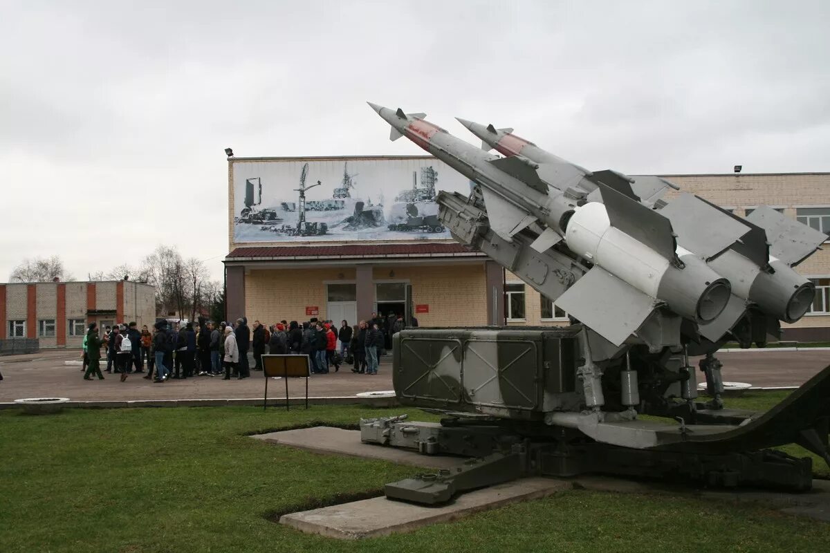 Высшее зенитное ракетное училище. ЯВВУ ПВО Ярославль. Ярославское военное училище противовоздушной обороны. Ярославское зенитно-ракетное училище. Зенитно ракетное училище Ярославль.