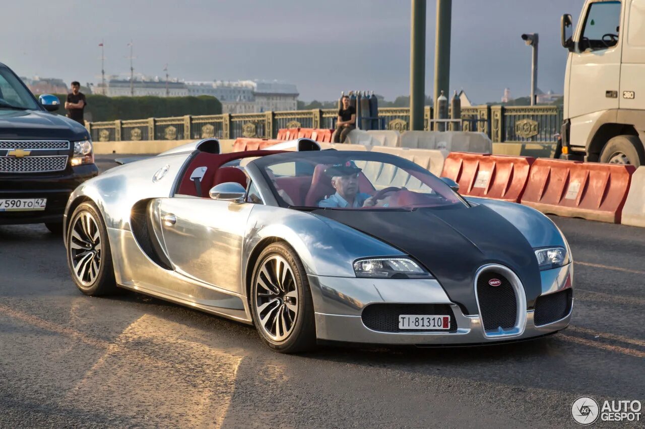 Bugatti в москве. Бугатти Вейрон Васильева. Бугатти 1200000000. Бугатти Вейрон в Питере.