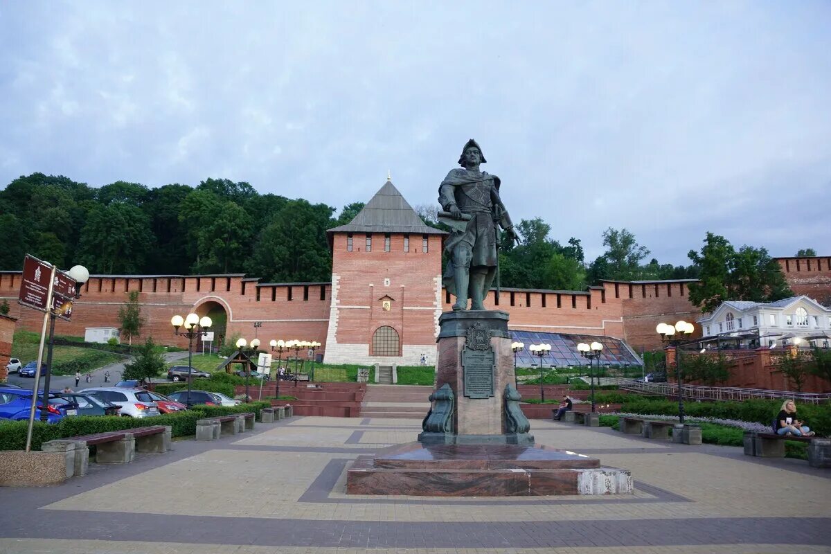 нижний новгород первый памятник. монумент в нижнем новгороде петру 1. монумент в нижнем новгороде петру 1. нижний новгород первый памятник. памятник петру первому в нижнем новгороде.
