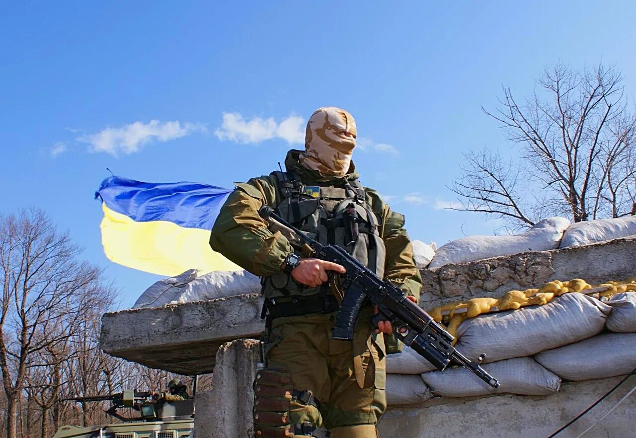 украинские бойцы. украинские бойцы. солдат украинской армии. трехизбенка украина. военная спецоперация на украине 2022.