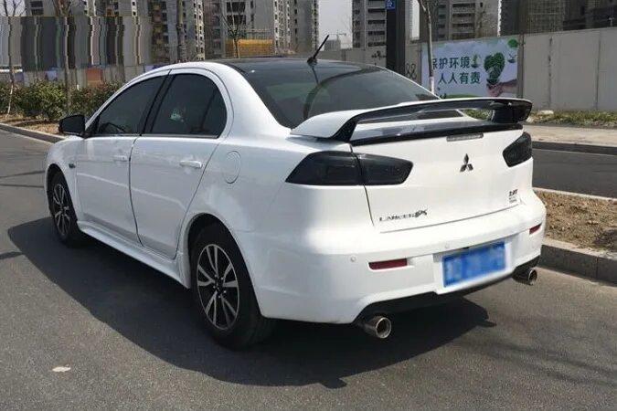 Спойлер на митсубиси лансер. Mitsubishi Lancer 10 EVO Spoiler. Эво спойлер Лансер 10. Спойлер Мицубиси Лансер 10. Лансер 10 белый со спойлером.