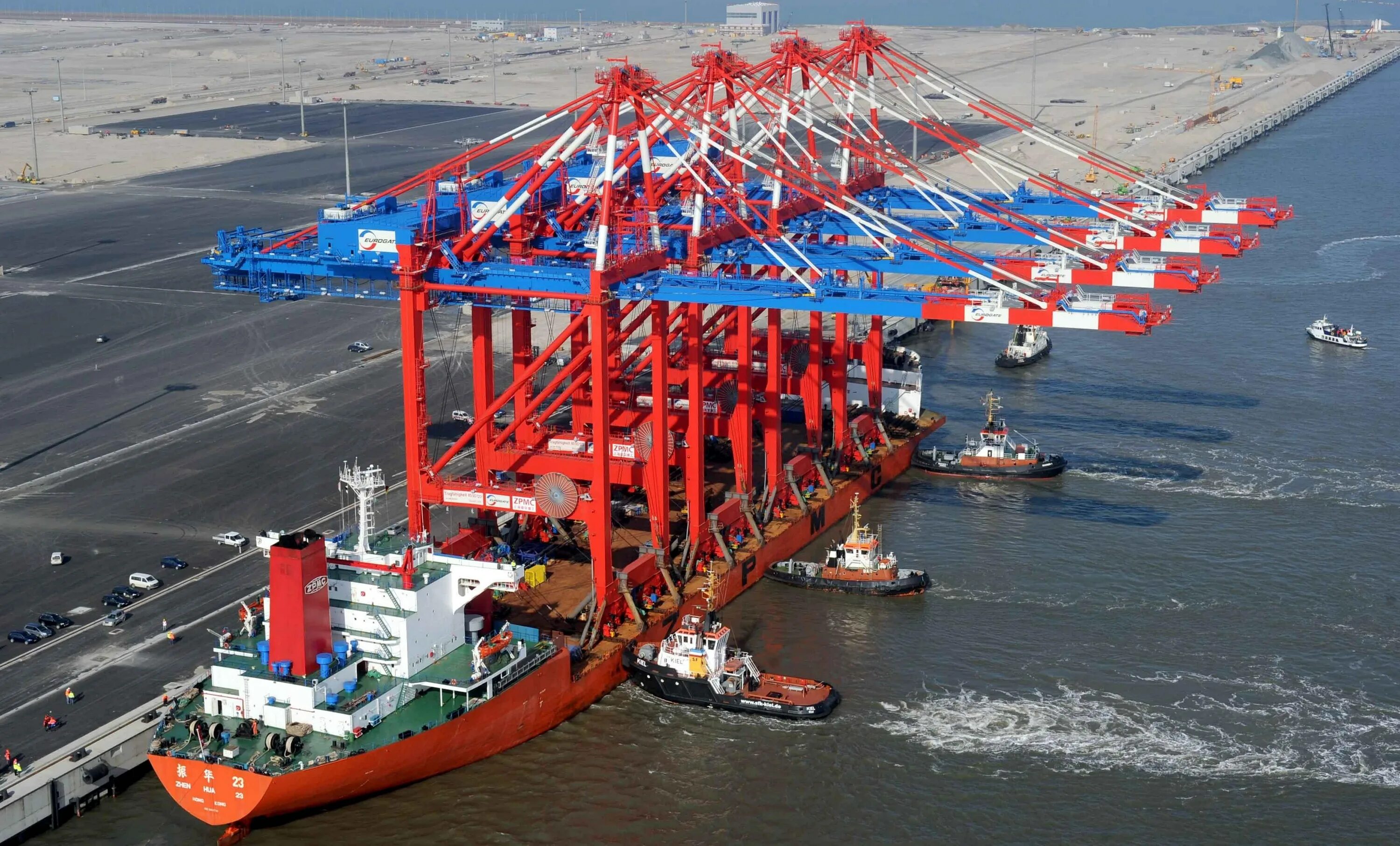 Кран доставляет. Кран sts zpmc. причальный перегружатель post panamax. порт вильгельмсхафен. контейнерный кран «корабль-берег».