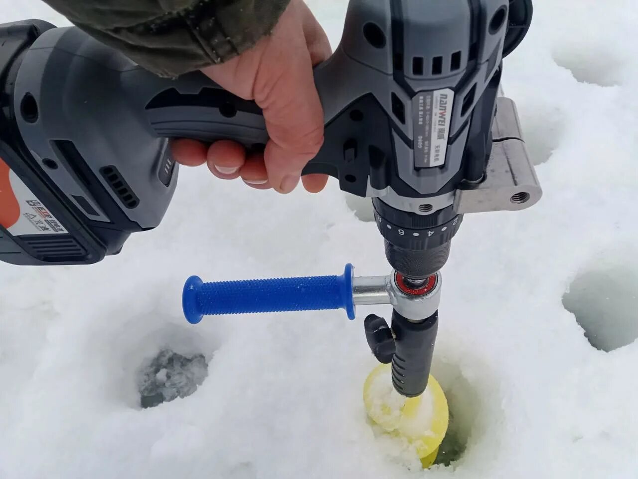 Какой шуроповерт подойдет для зимней рыбалки. Шуруповерт деволт для зимней рыбалки. шуруповерт нанвей для бурения льда. аккумуляторный ледобур для зимней рыбалки эра 100.