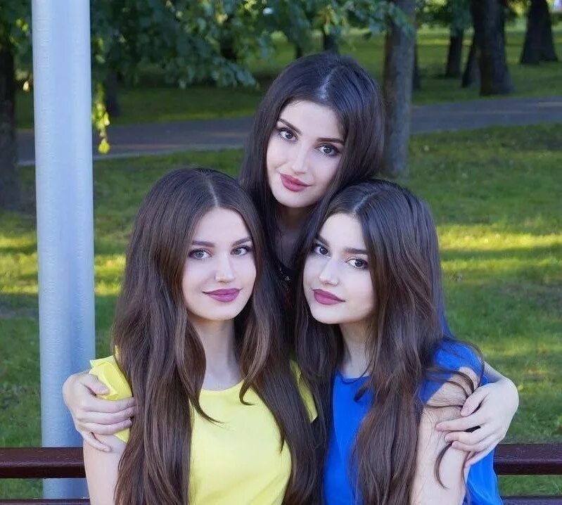 красивые тройняшки. идентичные тройняшки. двойняшки и тройняшки. тройняшки. близнецы мальчики.