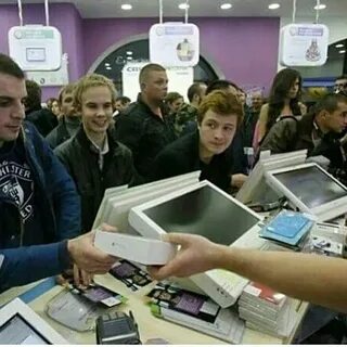 Люди продают айфоны