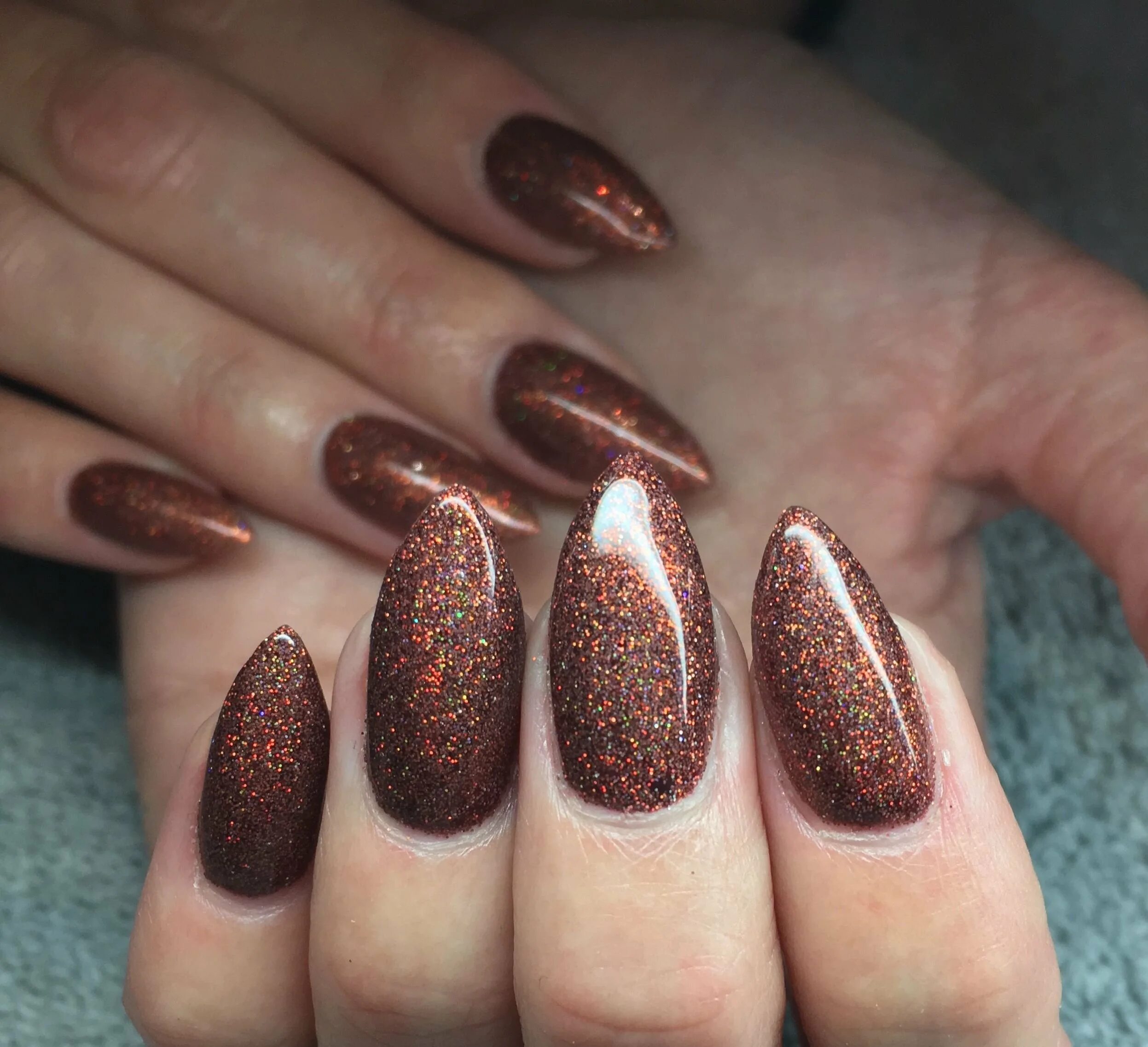 Маникюр осень 2023 с блестками. Маникюр коричневый с блестками. Маникюр с кленовым листом. Маникюр. Осенний аквадизайн ногтей.