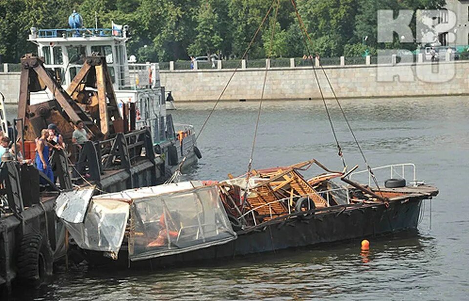 Разбитая яхта. Кадры гибели катера ивановец. 23. Ракетный катер ивановец черноморского. Sea blade катер.