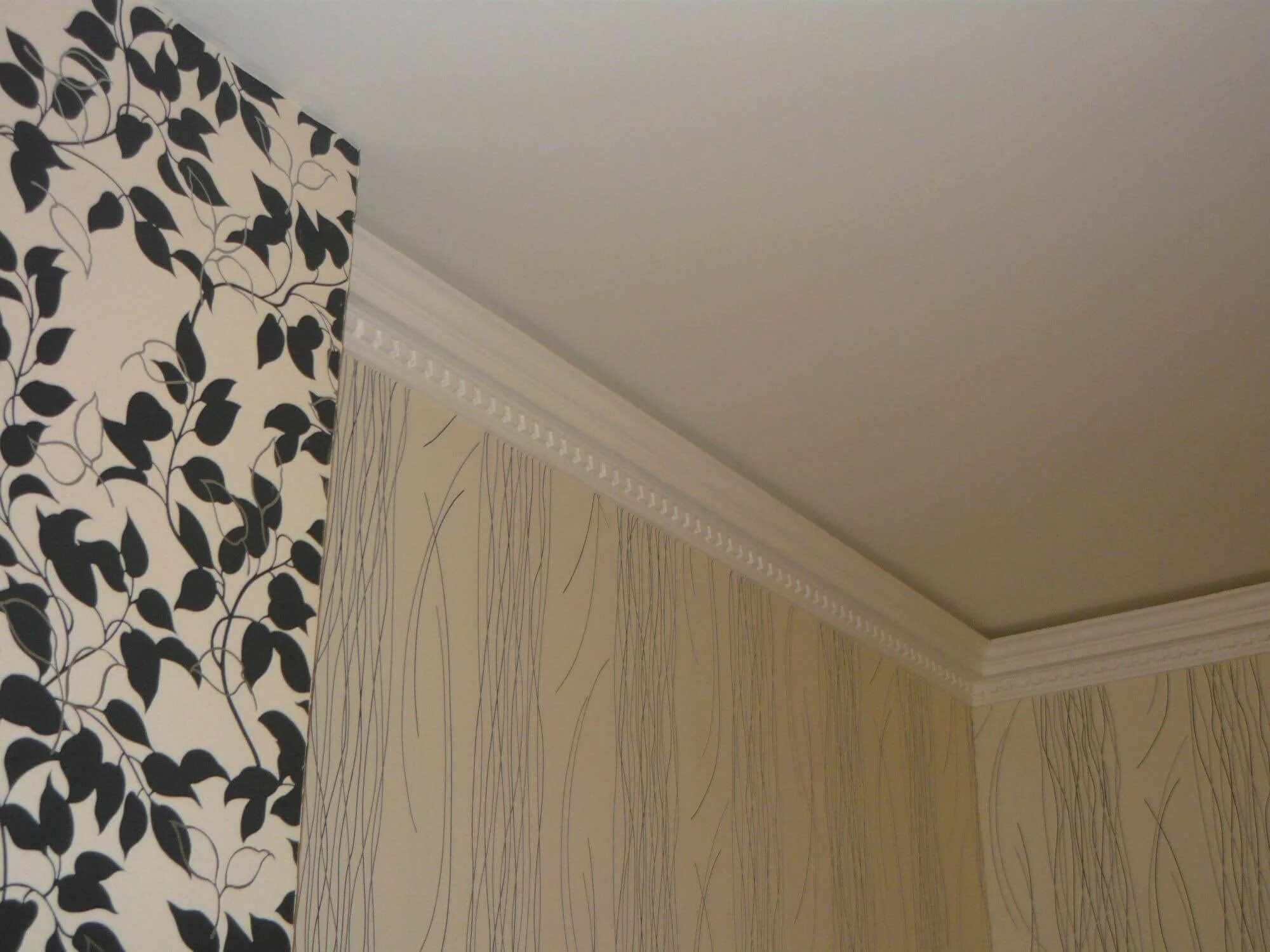 Плинтус для натяжного потолка. Стык обоев и потолка. Между обоями и потолком. Плинтус потолочный полистирол. Потолочный плинтус dd 516.