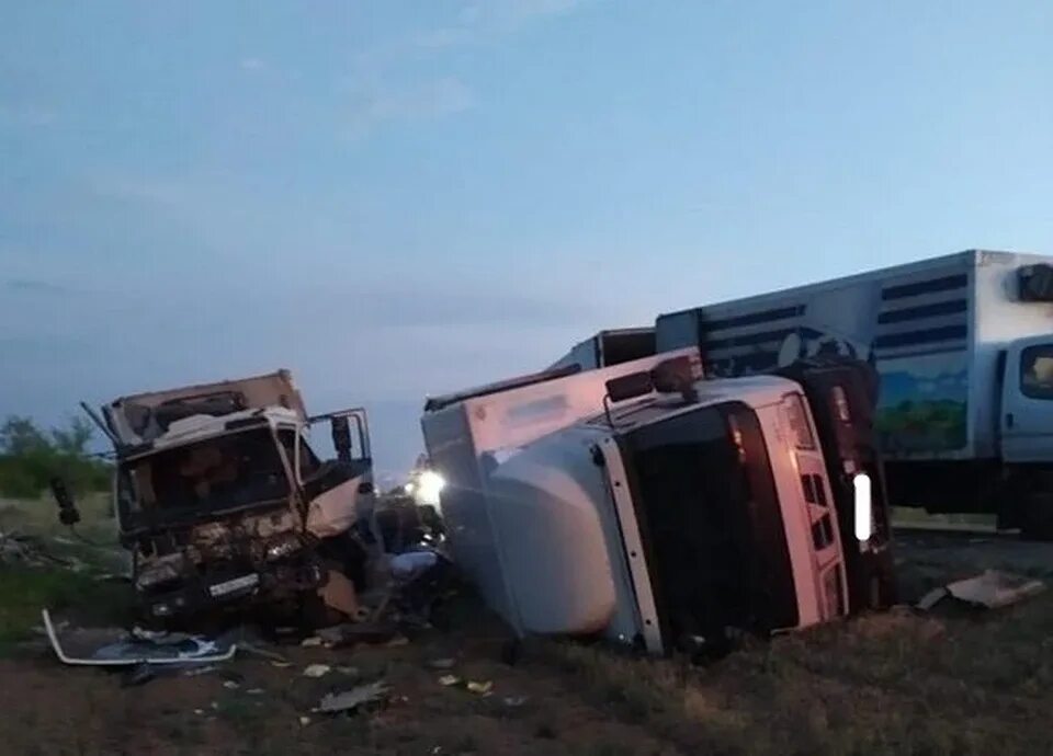 Волгоградское чп. ДТП В Волгоградской области 2022. Авария на трассе Волгоград Астрахань 2022 с грузовой машиной. ДТП В Светлоярском районе.