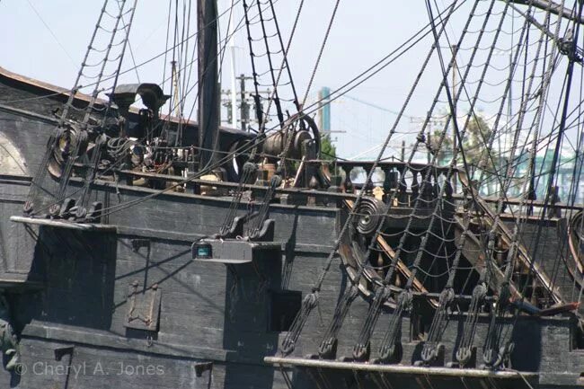 Черная палуба. Чёрная Жемчужина корабль палуба. Пираты Карибского моря черная Жемчужина палуба. «Чёрная Жемчужина» в Гавани Сан-Педро, 2006 год. Чёрная Жемчужина корабль борт.
