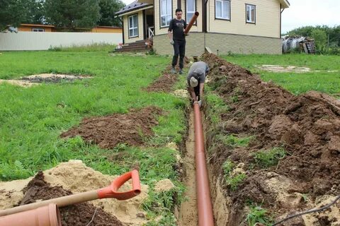 Укладываем канализационные трубы в частном доме