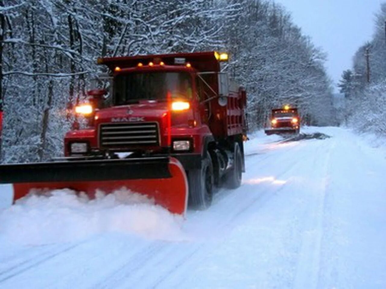 Зимний грузовик. Фура зимой. Snow plow Truck. Красные Грузовики зимой. Грузовики полные снега.