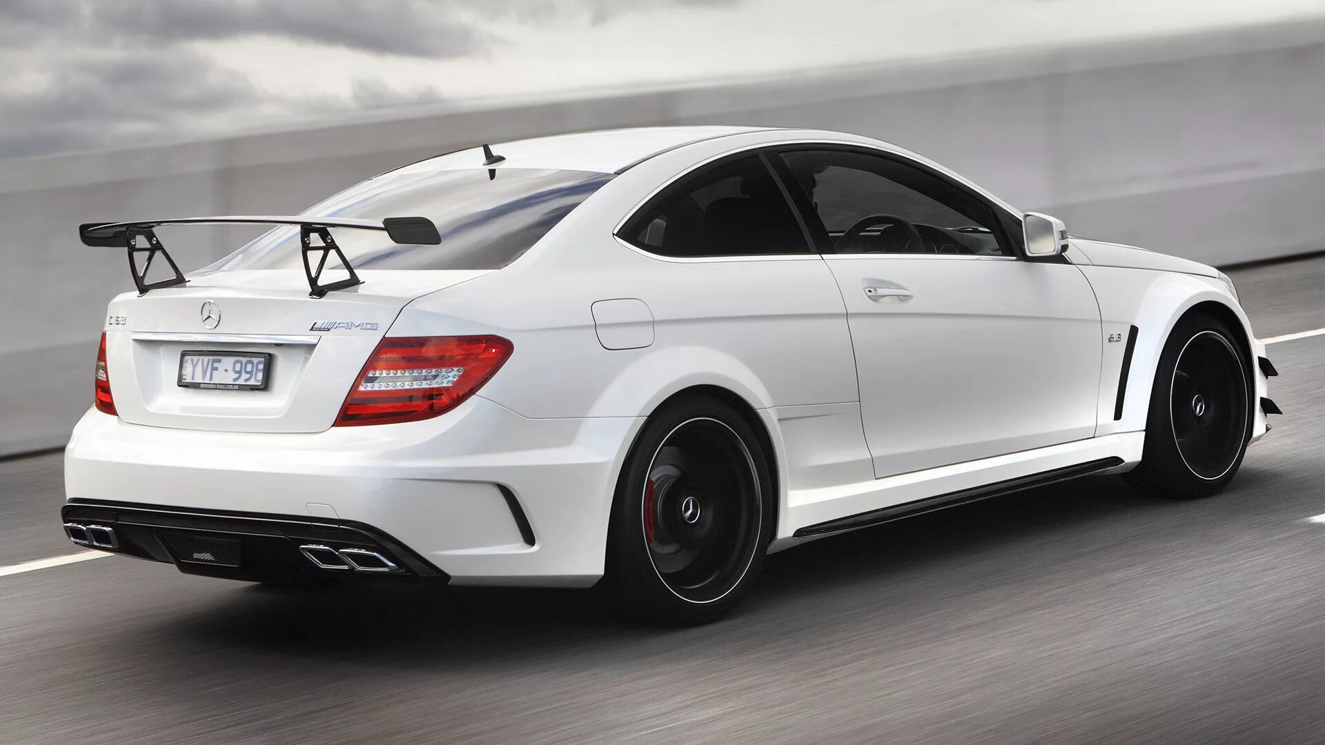 63 фото. Мерседес Бенц ц63 АМГ. Мерседес ц 63 АМГ белый. Mercedes c63 AMG. Mercedes Benz c63 AMG белый.