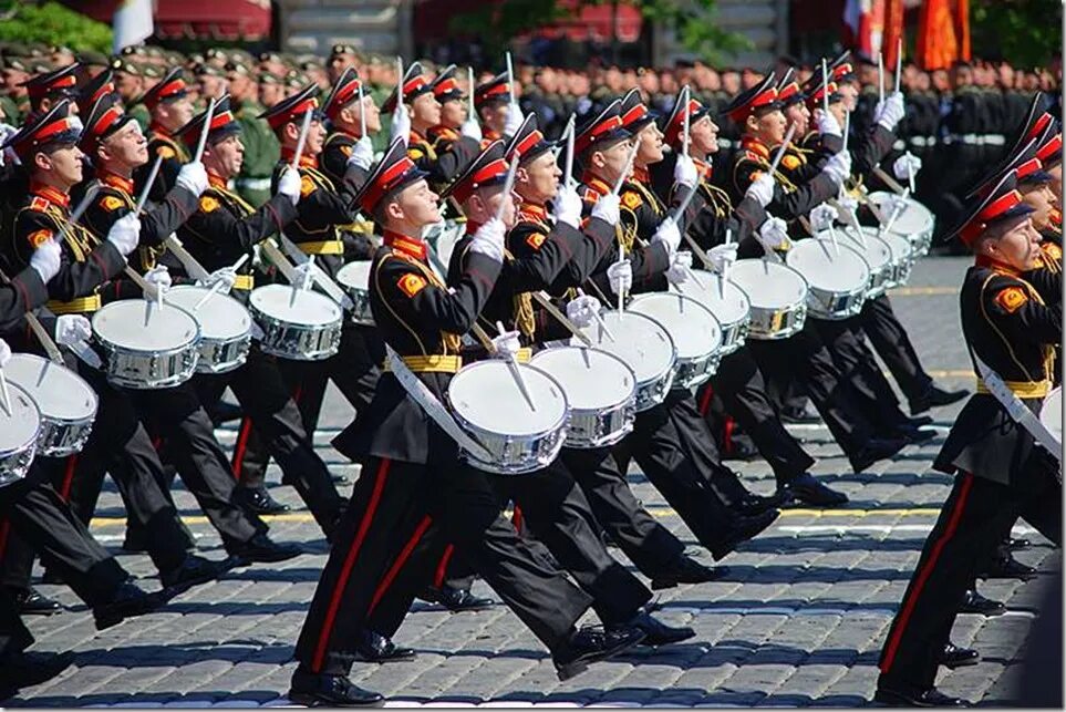 Марш. Военный марш. Солдаты на параде. Военный оркестр на параде.