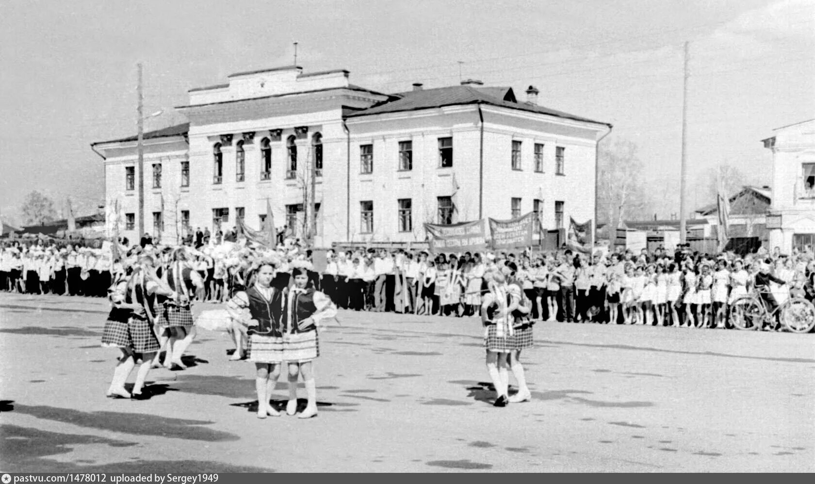 Краснопресненский рк кпсс. Владимир васильевич макеев 2 секретарь знаменского рк кпсс. Рк кпсс. Дом политического просвещения ульяновск. Краснопресненский рк кпсс.