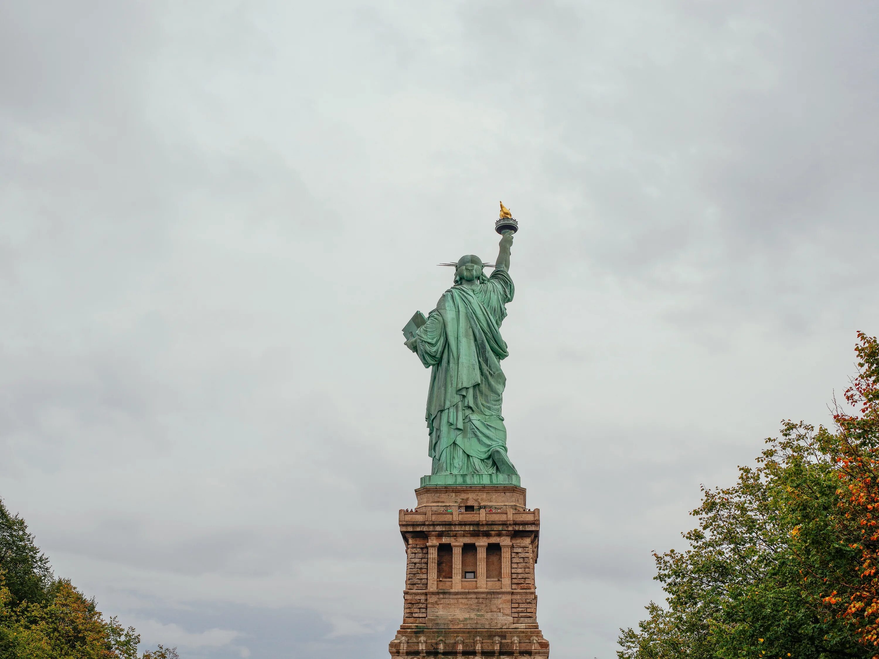 Фото статуя. New York статуя свободы. Памятник в Манхеттене. Памятник в Нью-Йорке. Статуя Христа-Искупителя Бразилия.